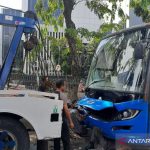 Bus TransJakarta tabrak pembatas Jalan di Jalan Sultan Iskandar Muda