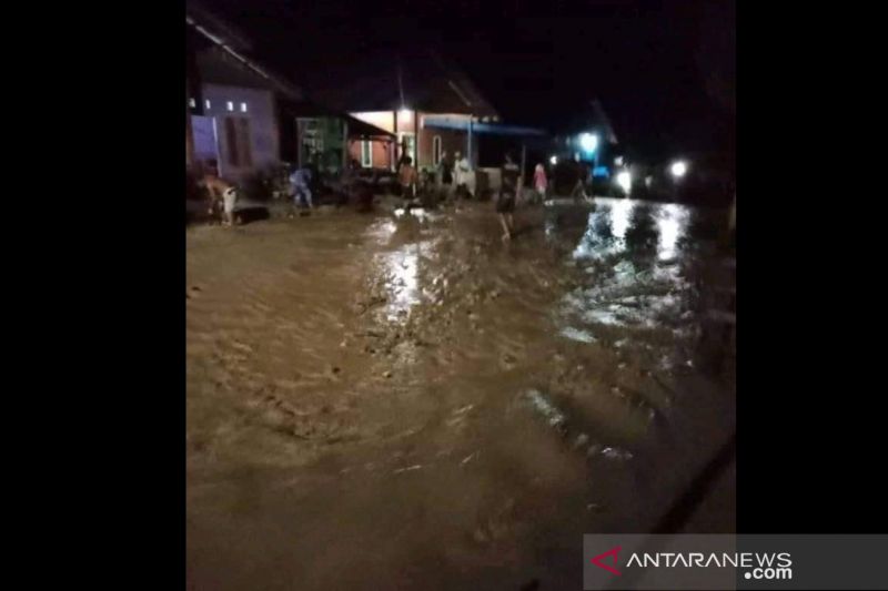 Desa Tuva Kabupaten Sigi di landa banjir