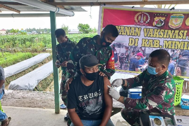 Kodim Mimika gencarkan serbuan vaksinasi ke pelosok kampung