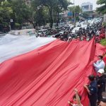 Massa bentangkan Bendera Merah Putih raksasa di Jalan Kramat Raya