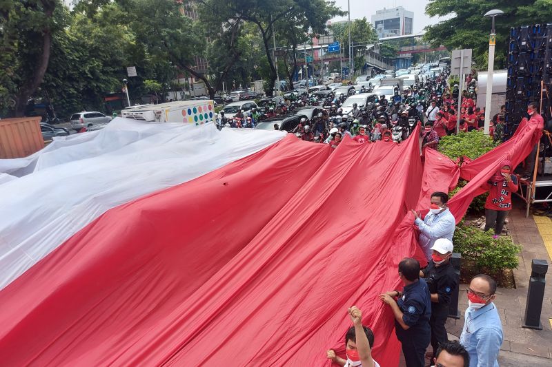 Massa bentangkan Bendera Merah Putih raksasa di Jalan Kramat Raya