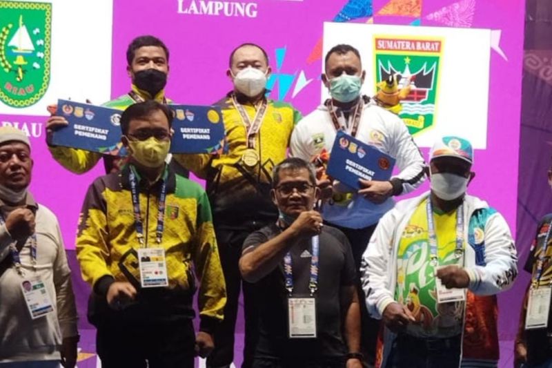 PON Papua - Atlet angkat berat Sumbar Situtu Lamdoras raih perunggu
