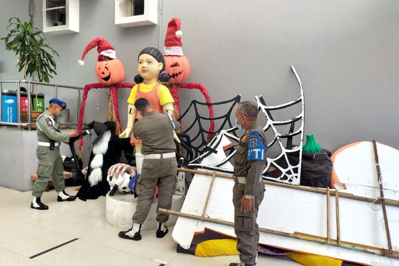 Satpol PP bongkar replika boneka squid game di Tunjungan Surabaya