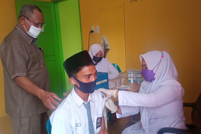 Pelajar ikut vaksinasi di Aceh berkesempatan dapat telepon genggam