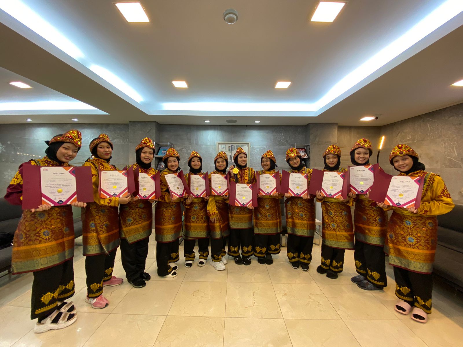 Tim tari Madrasah Mu’allimaat Yogyakarta ketika berkompetisi di kancah internasional. (Foto Dok Mu'allimaat)