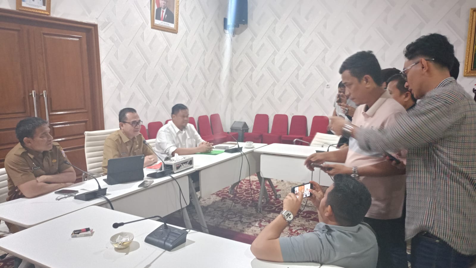 PJ Bupati Banyuasin Hani Syopiar Rustam saat konferensi pers terkait maraknya aksi unjuk rasa bupati banyuasin