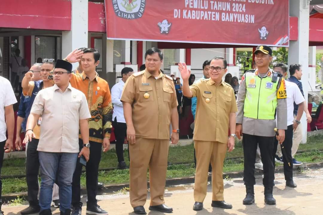 PJ Bupati Hani Syopiar Rustam saat melepas logistik pemilu tahun 2024