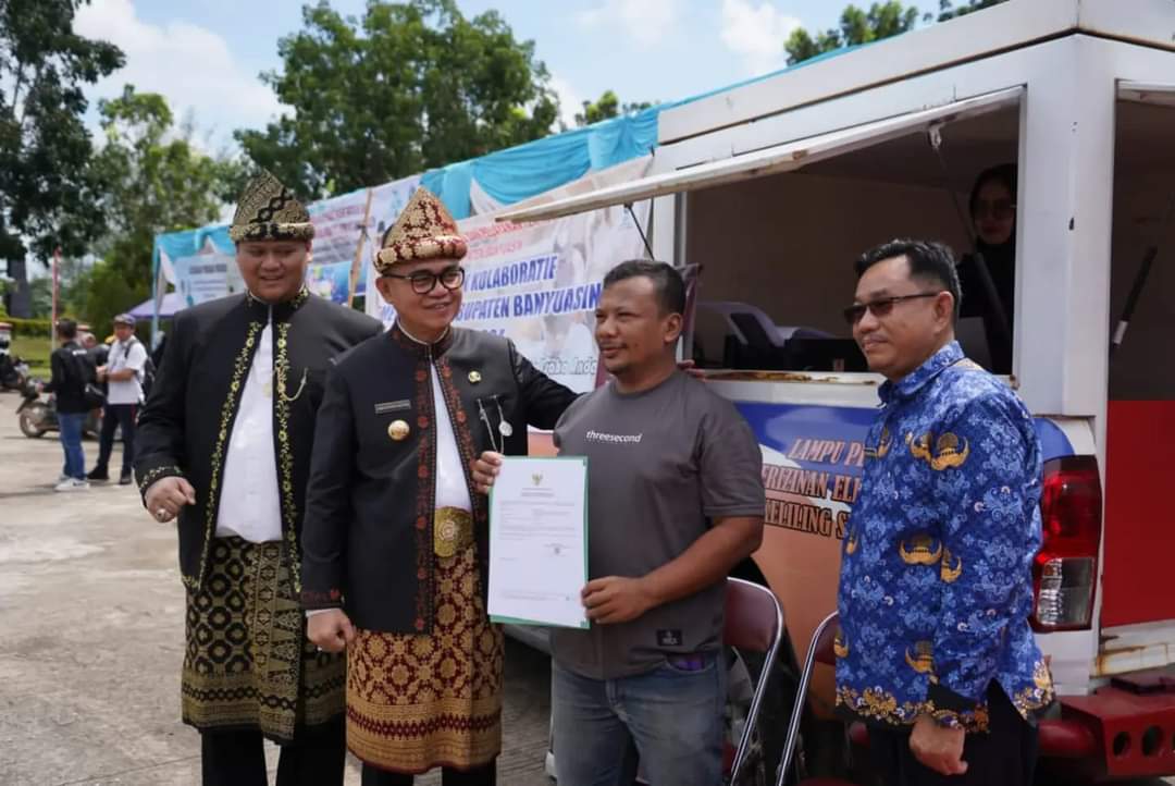 PJ Bupati Banyuasin didampingi Sekda saat melihat pelayanan berjalan Dukcapil