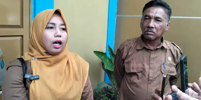 Bendahara (kiri) dan Plt. Kepsek SDN 2 Serigeni Baru (kanan)