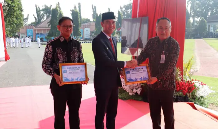 Kepala Perwakilan Bank Indonesia Provinsi Sumsel Bambang Pramono, Bupati OKI Muchendi Mahzareki, Pimpinan BSB Cabang Kayuagung Ruben Paradisa S